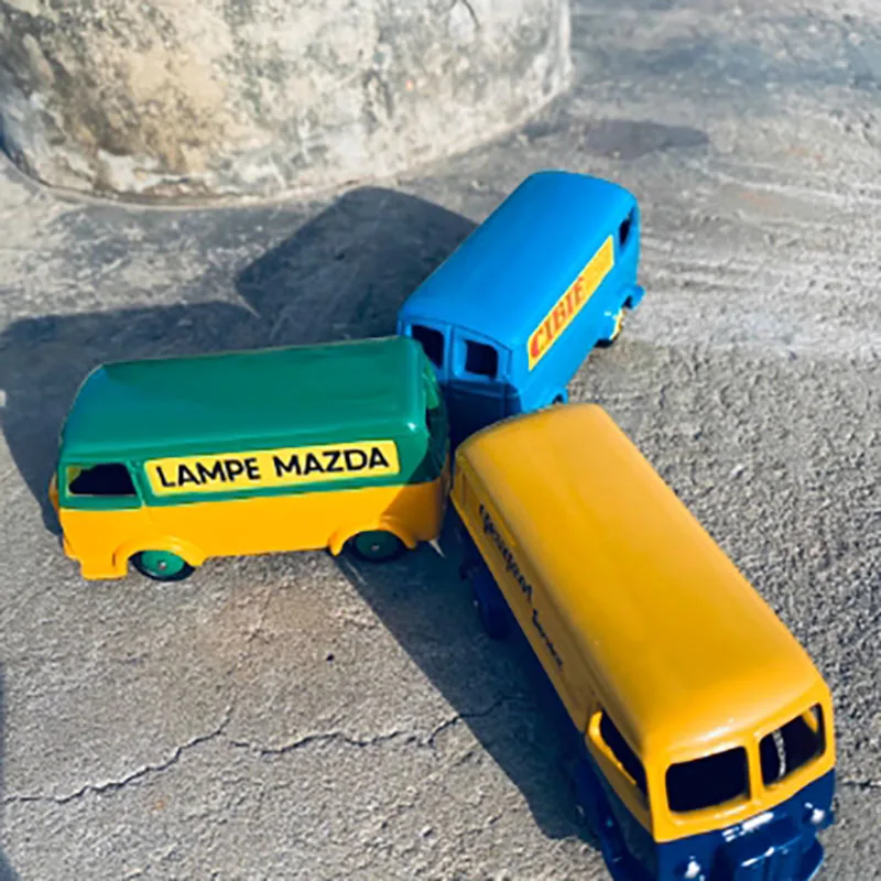 1:64 Scale Dinky Toys Alloy 25 - огляд і ціна Party Games Bus